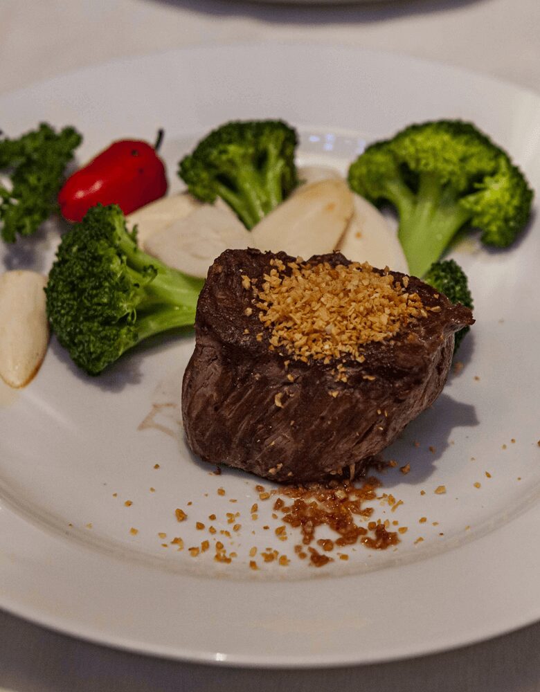 Filé mignon com legumes frescos