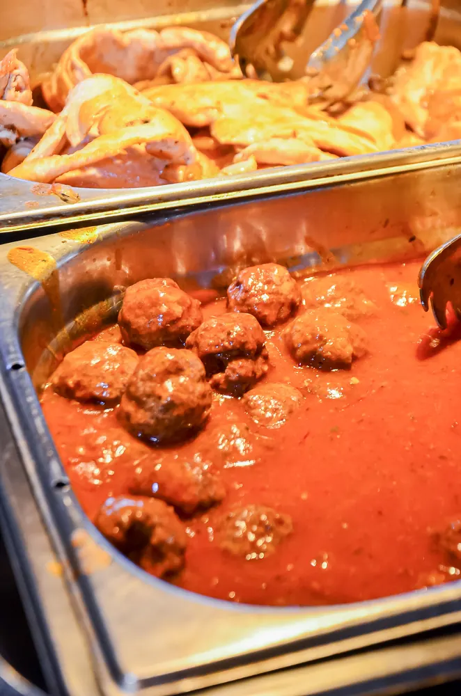 Almôndegas ao molho de tomate no bufê