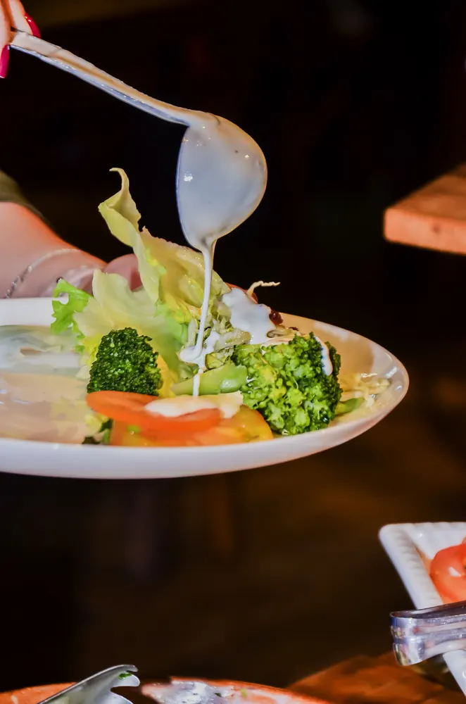 Prato de salada com molho da casa