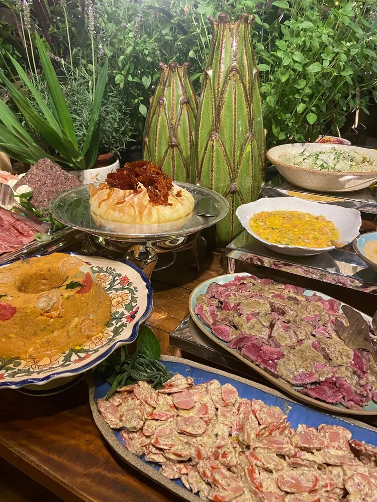 Bufê noturno com bolo de camarão e rosbife
