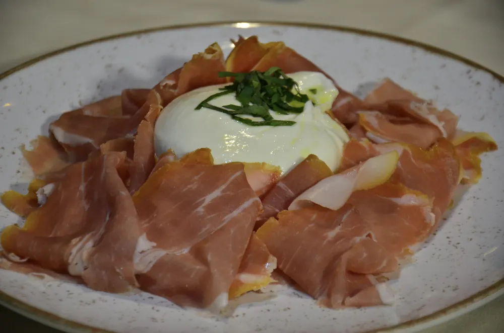 Burrata com presunto parma